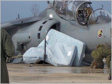 Archivo:Tren aterrizaje Harrier.jpg