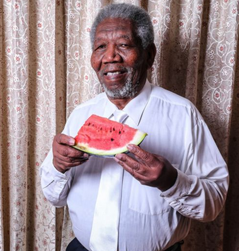 Archivo:Morgan Freeman y una Sandía.png