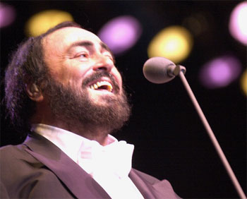Archivo:Pavarotti mirando.jpg