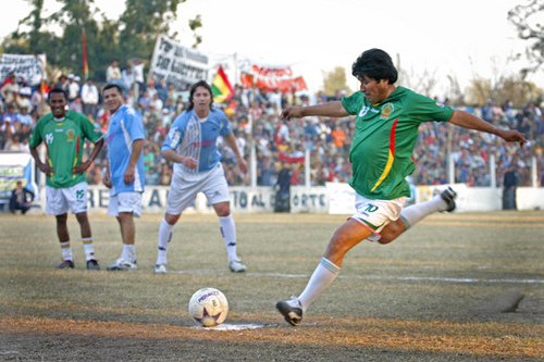 Archivo:Evo Morales jugando futbol.jpg