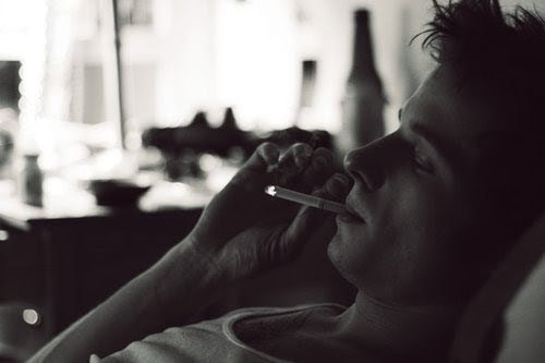 Archivo:Black-and-white-cigarette.jpg
