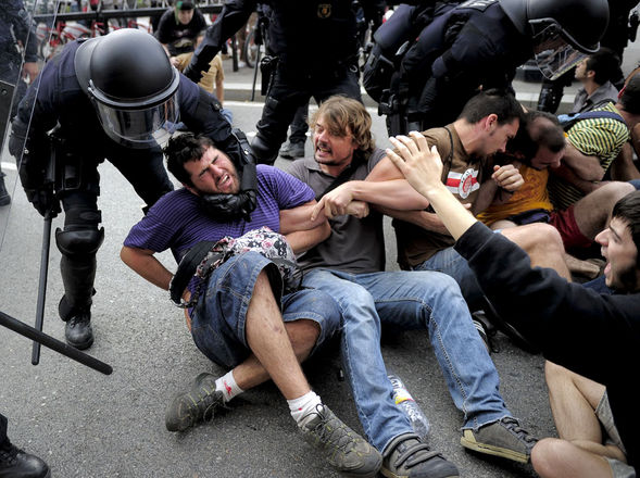 Archivo:DESALOJO-Manifestantes-Cataluna-Barcelona-AFP CLAIMA20110527 0115 7.jpg