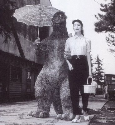 Archivo:Godzilla-walks.jpg