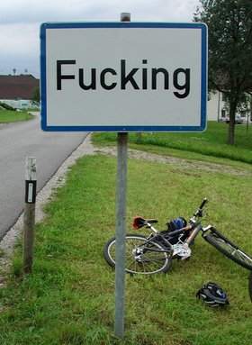 Archivo:Fucking, Austria, street sign.jpg