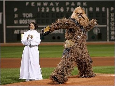Archivo:Leia chewbacca baseball.jpg