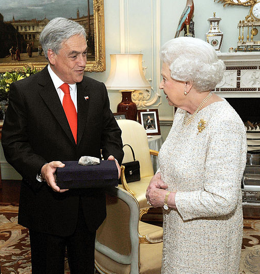 Archivo:Piñera obsequia roca a la reina Isabel II.PNG