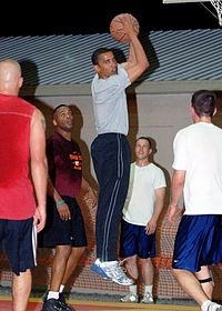 Archivo:BarackObama-Basketball.jpg