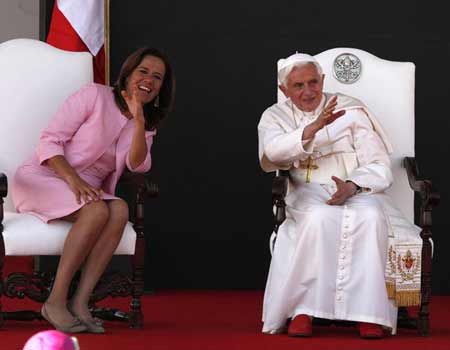 Archivo:Margarita Zavala Benedicto XVI.jpg