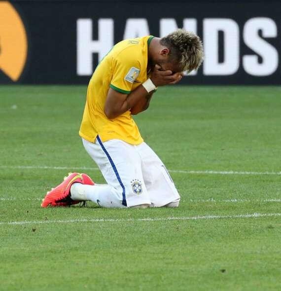 Archivo:Neymar de rodillas.jpg