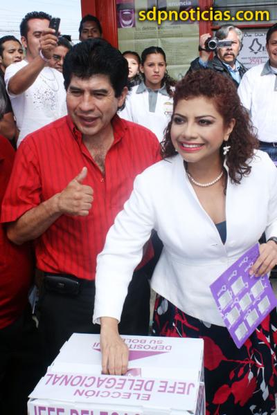 Archivo:Juanito y Clara votando.jpg