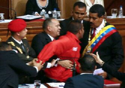 Archivo:Diosdado salva a Maduro.png