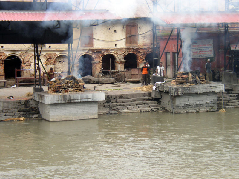 Archivo:Cremation in Pashupatinath.jpg