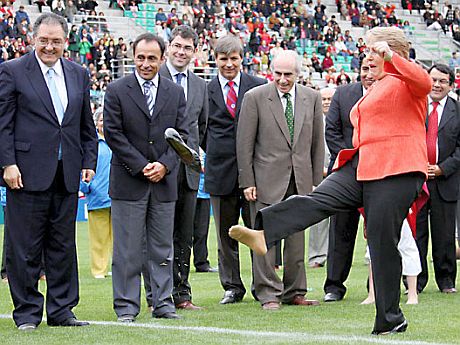 Archivo:Bachelet zapato.jpg