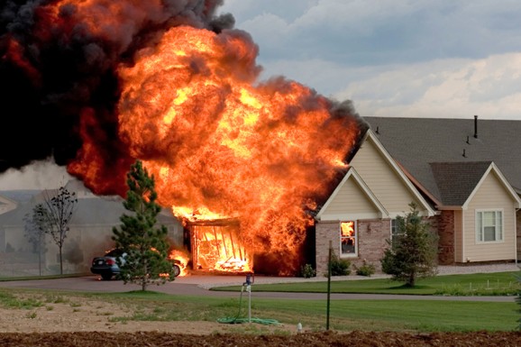 Archivo:Casa quemandose.jpg