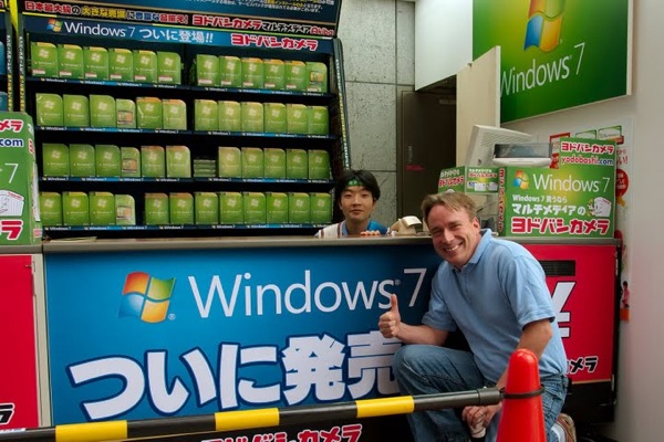 Archivo:Linus-torvalds-gives-windows-7-a-big-thumbs-up.jpg