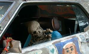 Archivo:Esqueleto en coche.jpg