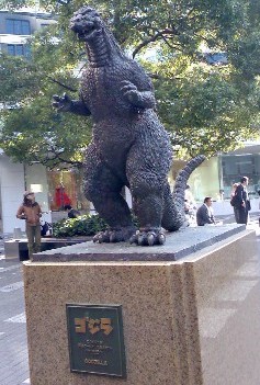 Archivo:Godzilla statue-718949.jpg