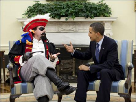 Archivo:Obama-with-pirate.jpg