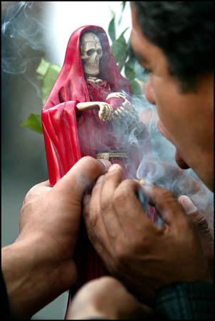 Archivo:Santa Muerte humo.jpg