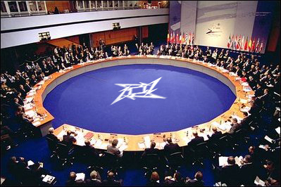 Archivo:Cumbre de Bruselas OTAN - Metallica Star logo.jpg