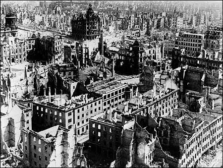 Archivo:Dresde después del bombardeo.jpg