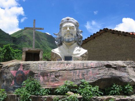 Archivo:Che guevara escultura bolivia.jpg