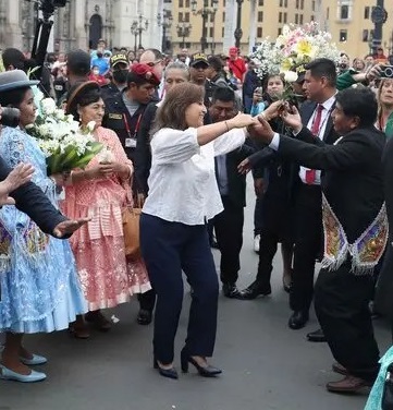Archivo:Dina Boluarte presidenta de Perú 2022 bailando.jpg