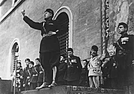 Archivo:Benito Mussolini dando un discurso.png