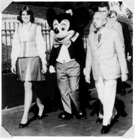Archivo:Hirohito Micky Mouse.jpg