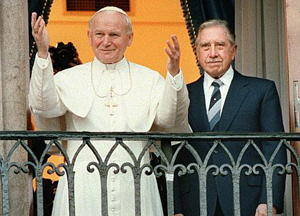 Archivo:Juan Pablo II y Pinochet.jpg