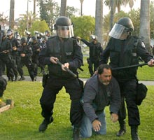 Archivo:Policias brutalidad policiaca.jpg