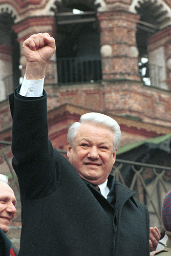 Archivo:Borís Yeltsin - Fist up.jpg