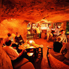 Archivo:Emaweni-cave-bar3.jpg