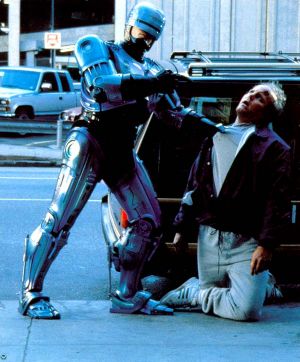 Archivo:Robocop-interrogates-a-corpse-this-is-not-funny.jpg