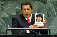 Archivo:Chavez y su libro.jpg