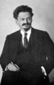 A Trotski, de quien tenía envidia debido a su bigote