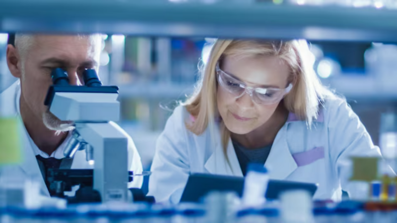 Archivo:Personas microscopio.png