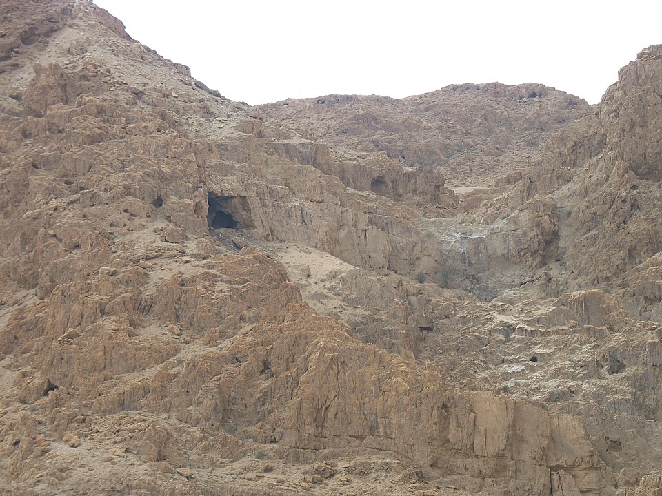 Archivo:Qumran caves.jpg