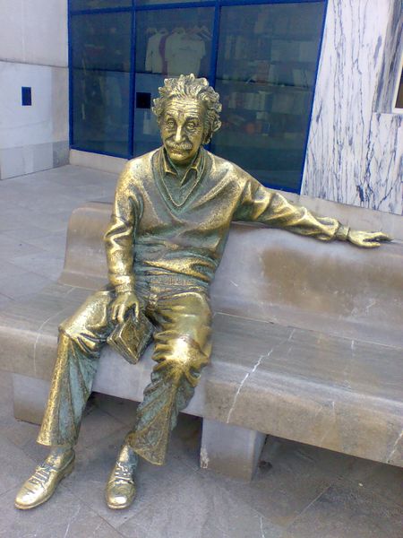 Archivo:Estatua de Einstein. Parque de Ciencias Granada.jpg
