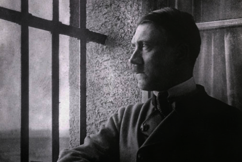Archivo:Adolf Hitler en Prisión.png
