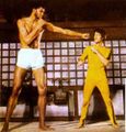 A Bruce Lee gusta luchar con negros gigantes.