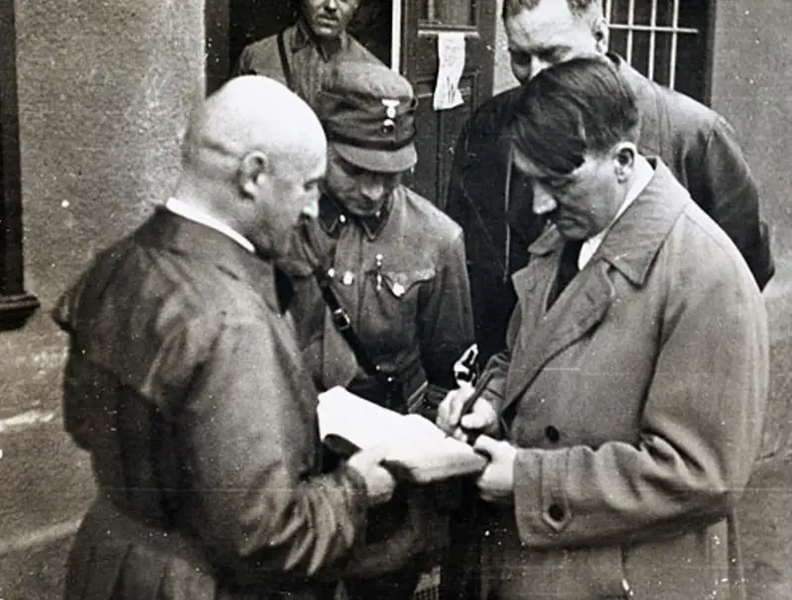 Archivo:Hitler cheque.png
