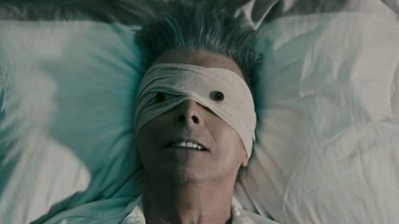 Archivo:Bowie ojos de boton.jpg