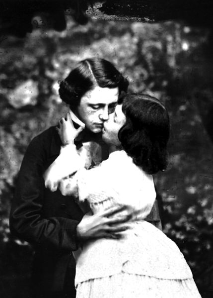 Archivo:Carroll and alice kissing.jpg