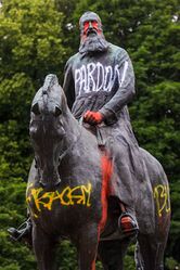 King-Leopold-statue-tagged-and-vandalized.jpg