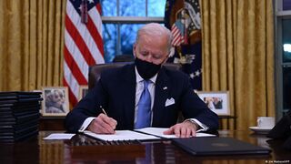 Dedicado a Donald Trump, con cariño - Joe Biden Biden firmando la reincorporación de EEUU al acuerdo de París.