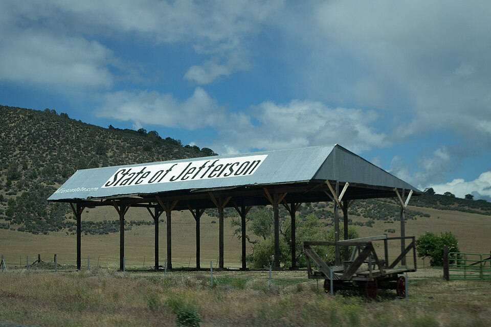 Archivo:State of Jefferson Barn.jpg