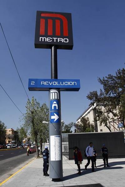 Archivo:Metro Revolución Letrero.jpeg