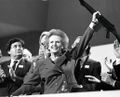 Margaret Thatcher con un fusil.jpg