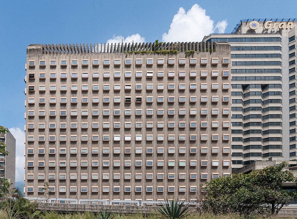 Archivo:Building in Caracas.jpg